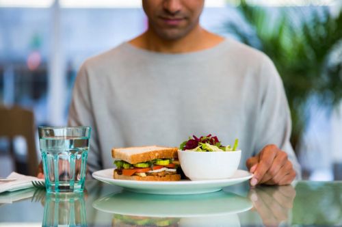 Как не переедать из-за стресса? Советы диетологов